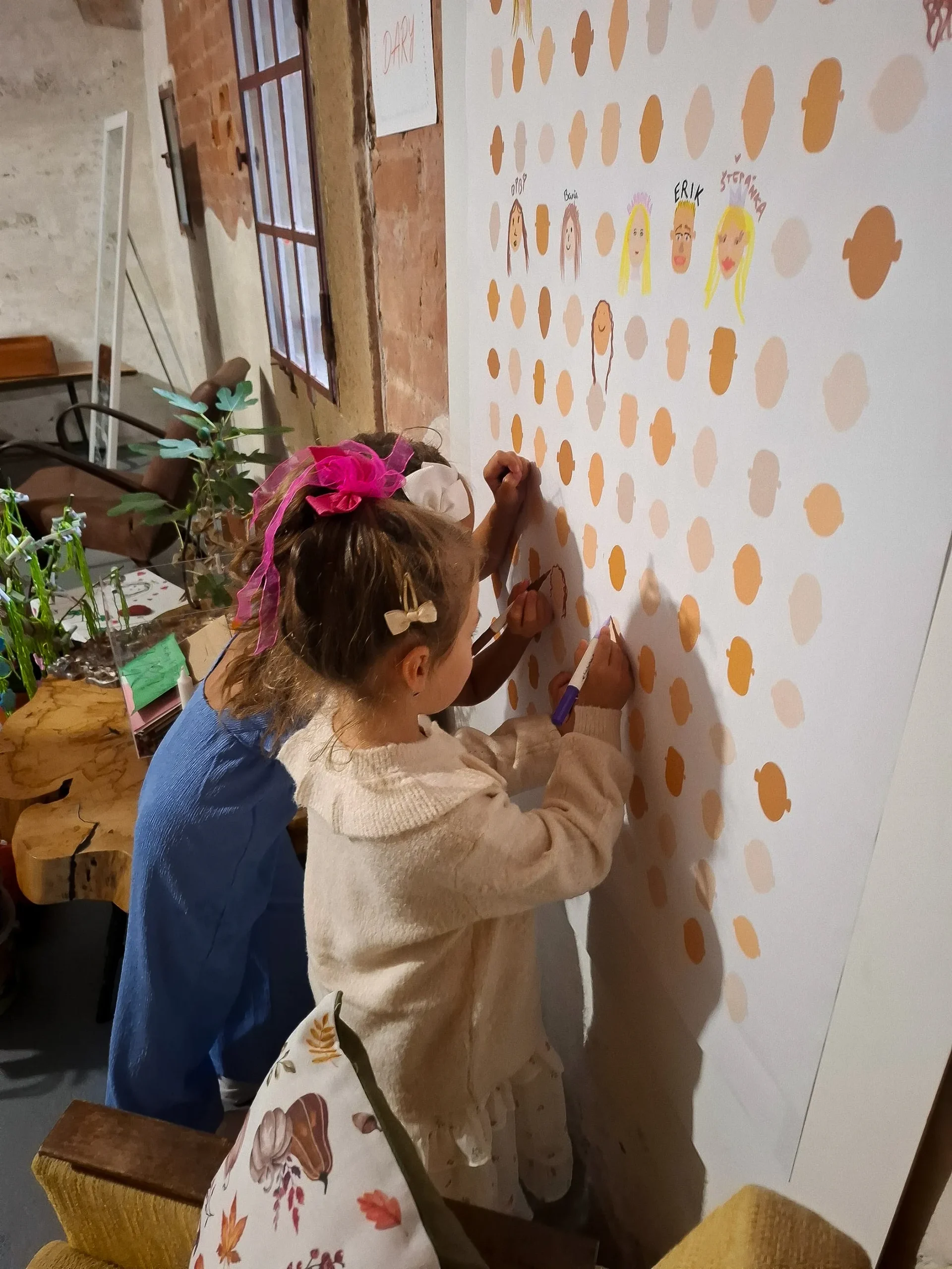 Dokreslení obličejů – svatbení zábava